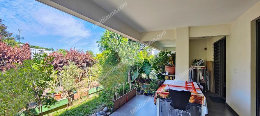 Terrasse couverte avec jardin planté et clôturé